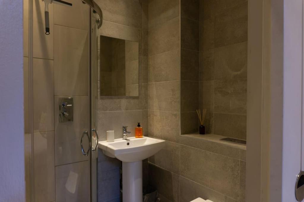 נוטינגהאם Spacious Apartment In City Centre - Free Parking מראה חיצוני תמונה