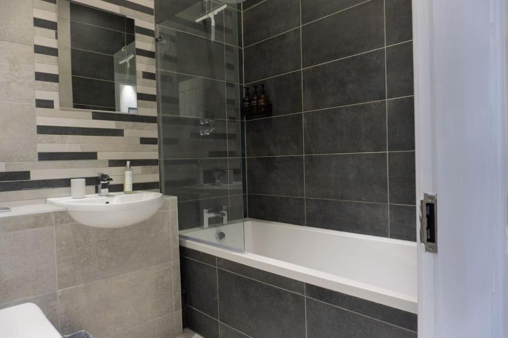 נוטינגהאם Spacious Apartment In City Centre - Free Parking מראה חיצוני תמונה